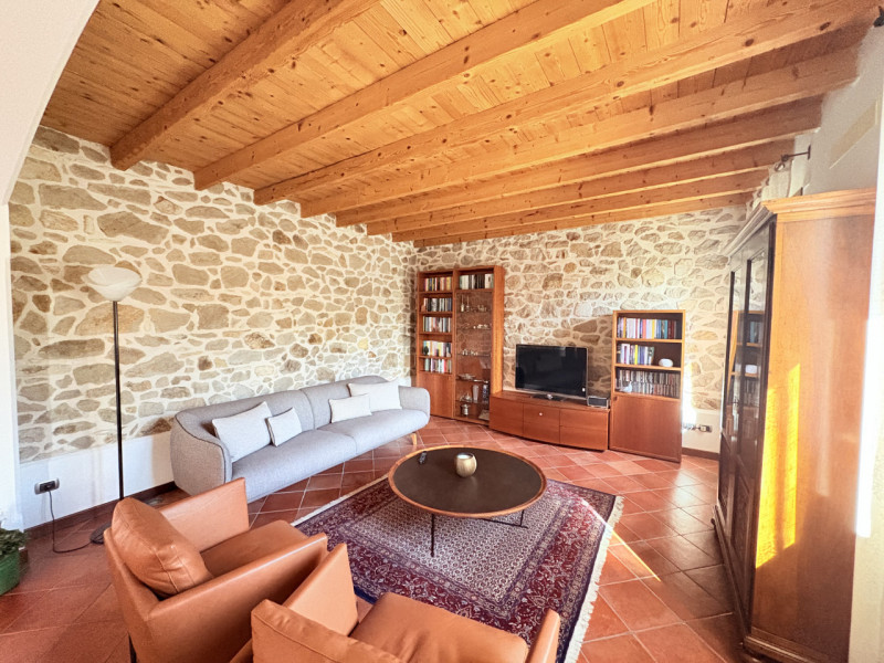 In posizione esclusiva e panoramica, immersa nel verde dei Colli Euganei ma al tempo stesso comod...