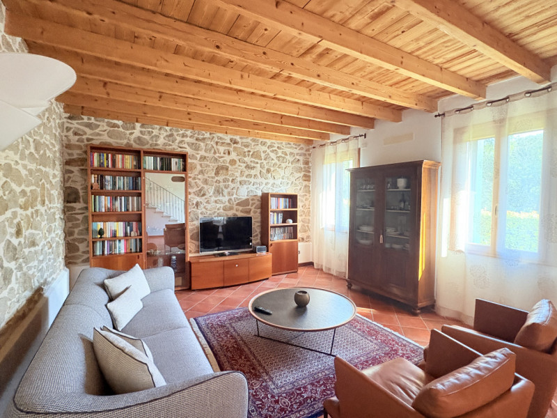 In posizione esclusiva e panoramica, immersa nel verde dei Colli Euganei ma al tempo stesso comod...