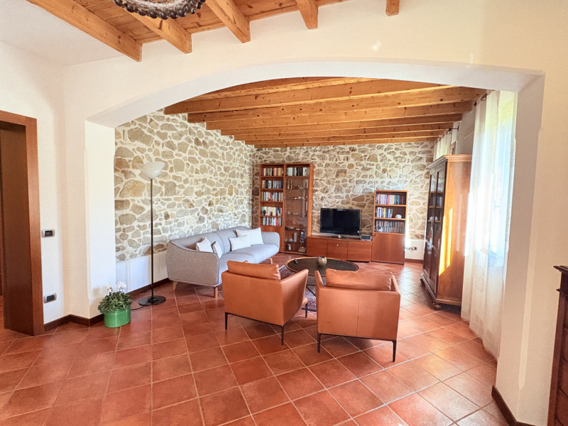 In posizione esclusiva e panoramica, immersa nel verde dei Colli Euganei ma al tempo stesso comod...