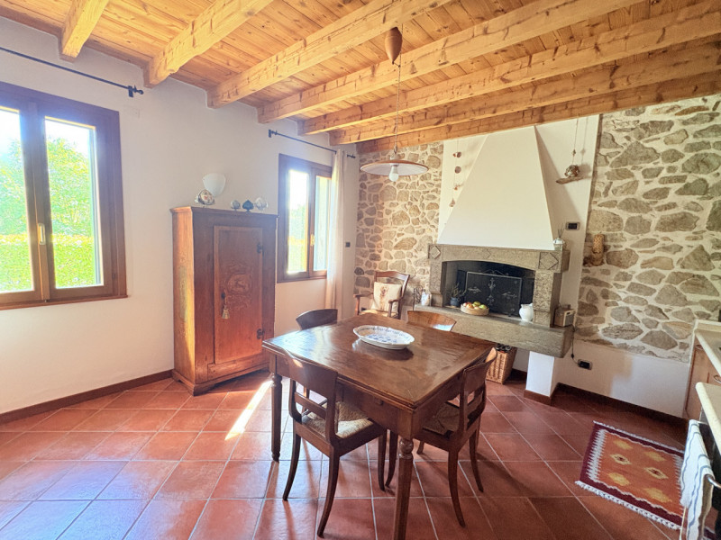 In posizione esclusiva e panoramica, immersa nel verde dei Colli Euganei ma al tempo stesso comod...