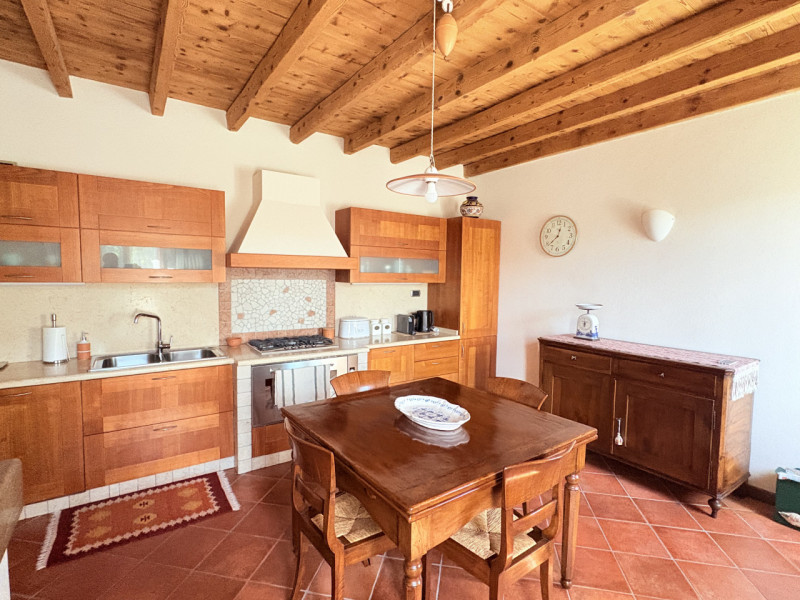 In posizione esclusiva e panoramica, immersa nel verde dei Colli Euganei ma al tempo stesso comod...