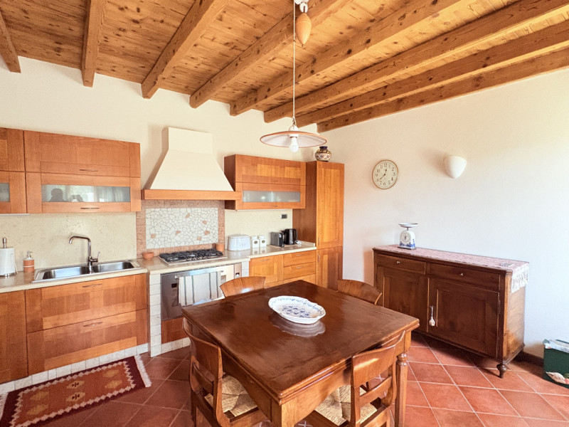 In posizione esclusiva e panoramica, immersa nel verde dei Colli Euganei ma al tempo stesso comod...