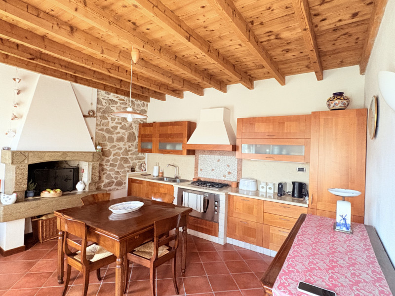 In posizione esclusiva e panoramica, immersa nel verde dei Colli Euganei ma al tempo stesso comod...