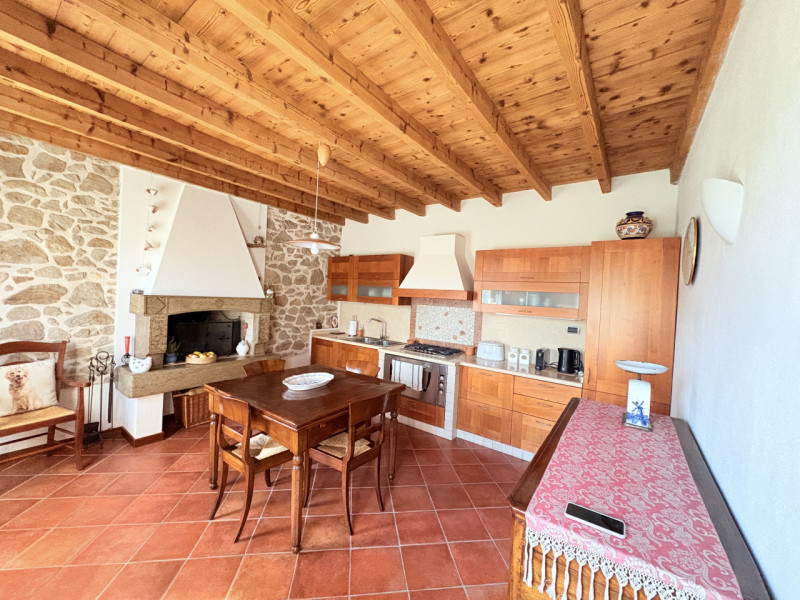 In posizione esclusiva e panoramica, immersa nel verde dei Colli Euganei ma al tempo stesso comod...