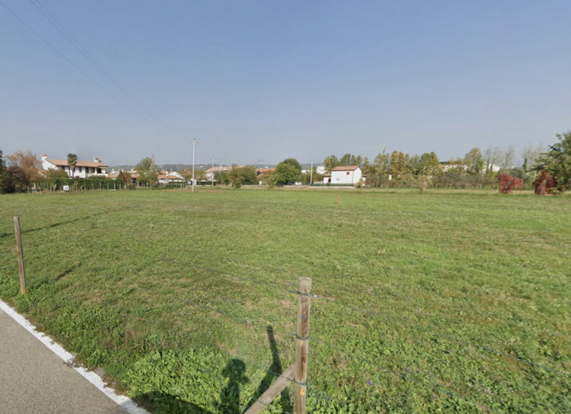 (Per INFO Roberto 3453195338) A Montebelluna, in zona sud, proponiamo un lotto di terreno edifica...