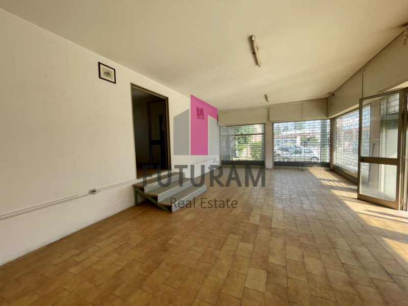 RIF:  032NM -  DOLO (VE)  -  PER INFO 0444/310220

Propongo in vendita un luminoso negozio a Samb...