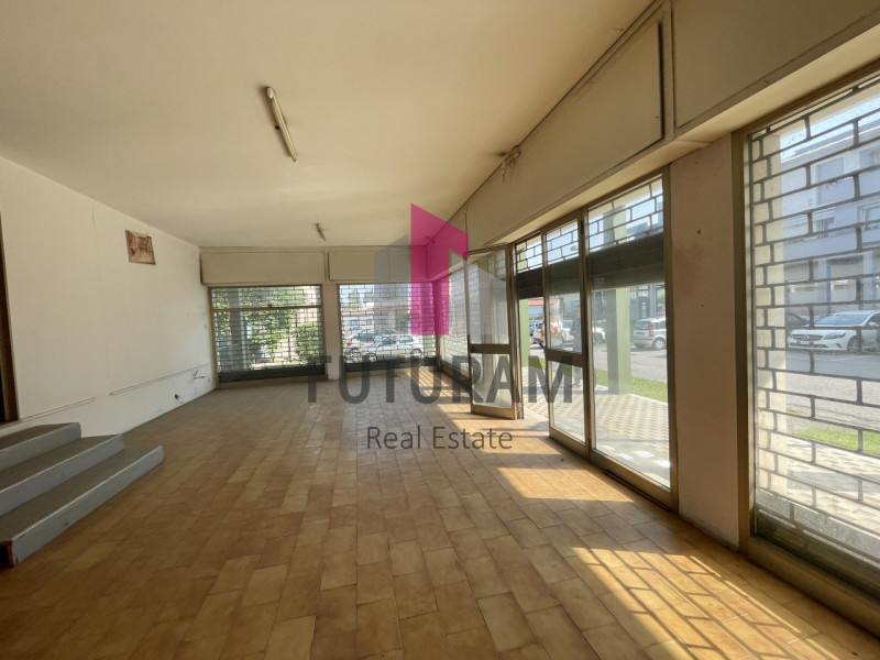 RIF:  032NM -  DOLO (VE)  -  PER INFO 0444/310220

Propongo in vendita un luminoso negozio a Samb...