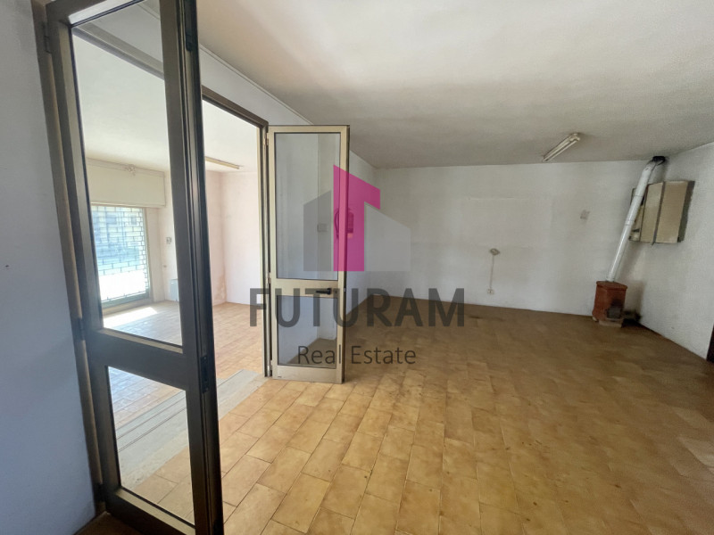 RIF:  032NM -  DOLO (VE)  -  PER INFO 0444/310220

Propongo in vendita un luminoso negozio a Samb...