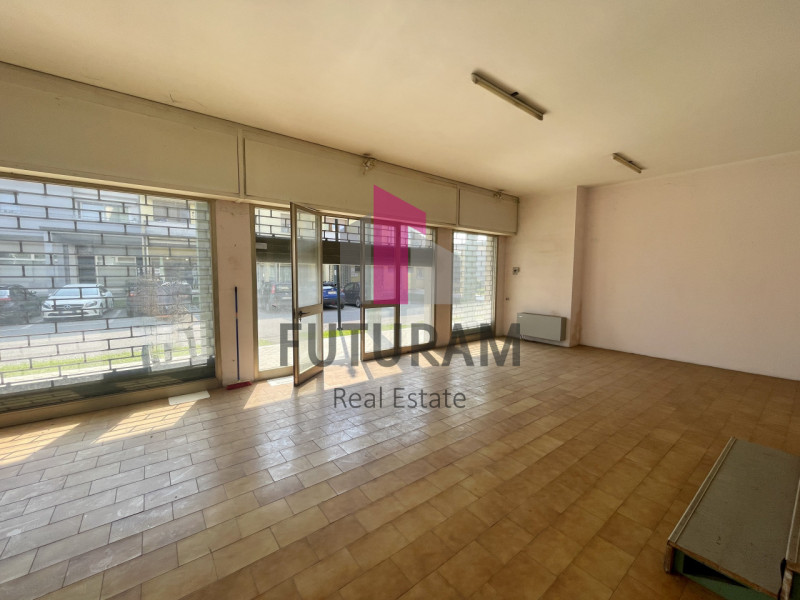 RIF:  032NM -  DOLO (VE)  -  PER INFO 0444/310220

Propongo in vendita un luminoso negozio a Samb...