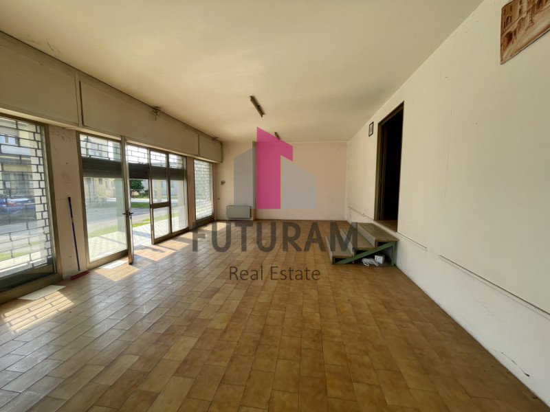 RIF:  032NM -  DOLO (VE)  -  PER INFO 0444/310220

Propongo in vendita un luminoso negozio a Samb...