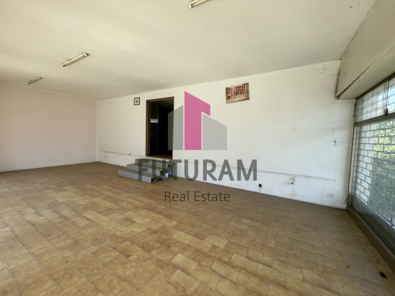 RIF:  032NM -  DOLO (VE)  -  PER INFO 0444/310220

Propongo in vendita un luminoso negozio a Samb...