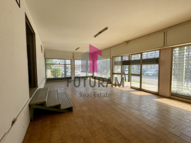 RIF:  032NM -  DOLO (VE)  -  PER INFO 0444/310220

Propongo in vendita un luminoso negozio a Samb...