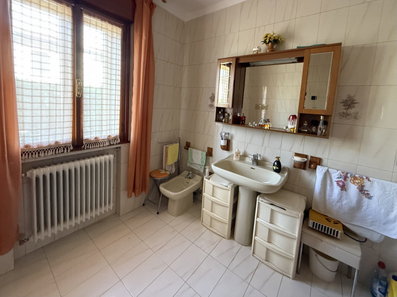 COMPOSIZIONE:
L'unità abitativa, dalle ampie metrature, è così composta: atrio d'ingresso, salott...