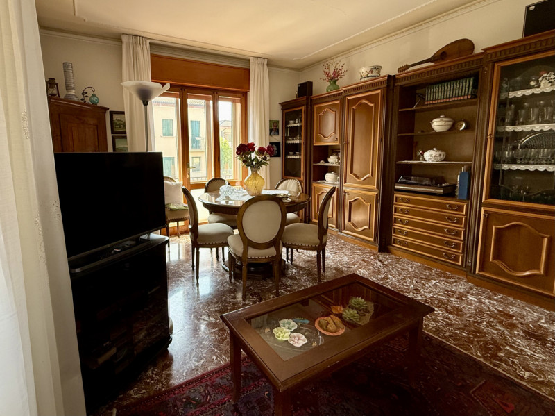 COMPOSIZIONE:
L'unità abitativa, dalle ampie metrature, è così composta: atrio d'ingresso, salott...