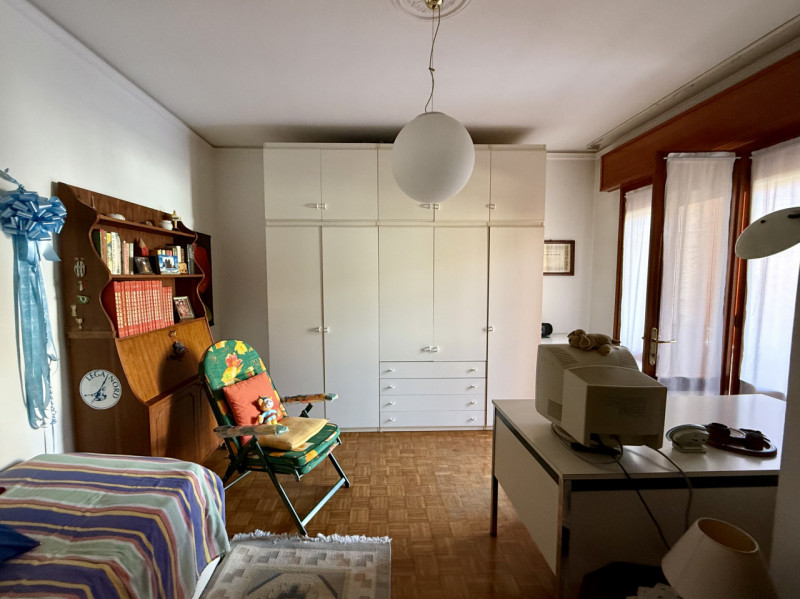 COMPOSIZIONE:
L'unità abitativa, dalle ampie metrature, è così composta: atrio d'ingresso, salott...