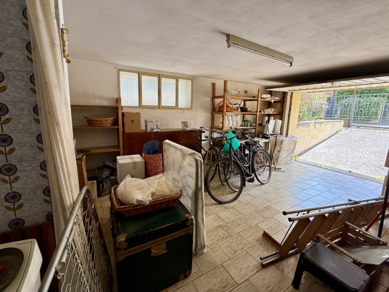 COMPOSIZIONE:
L'unità abitativa, dalle ampie metrature, è così composta: atrio d'ingresso, salott...