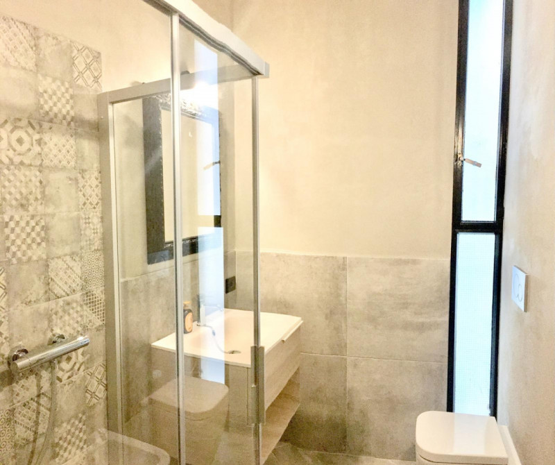 In zona centralissima, all’interno di un condominio signorile e ben curato, APPARTAMENTO BILOCALE...