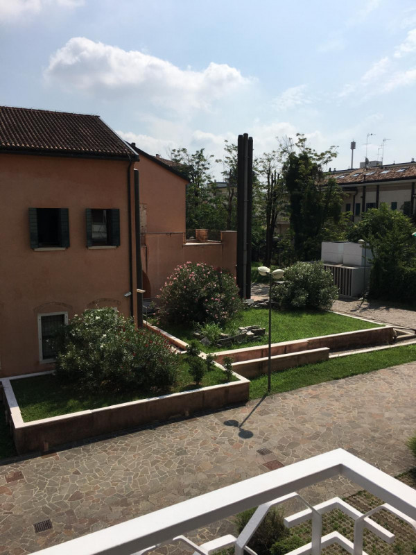 In zona centralissima, all’interno di un condominio signorile e ben curato, APPARTAMENTO BILOCALE...