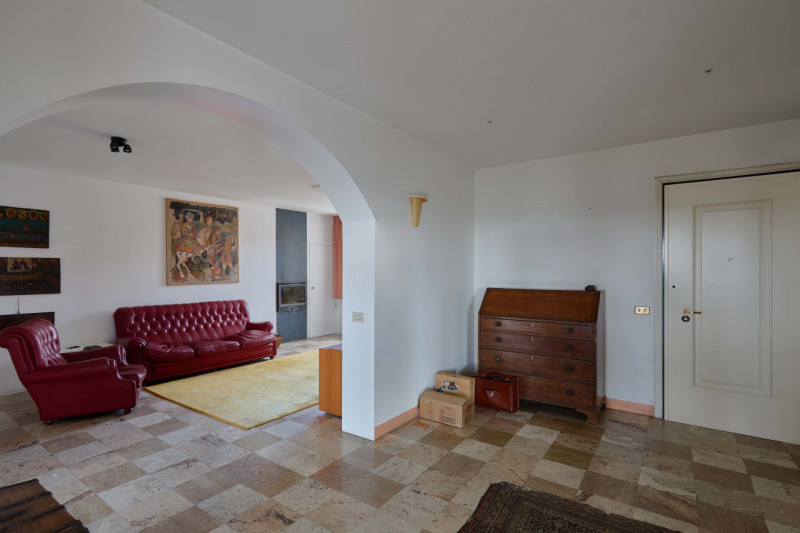 Nella ricercata zona di porta Carlo Alberto, nel cuore del centro storico, STRAORDINARIO ATTICO L...