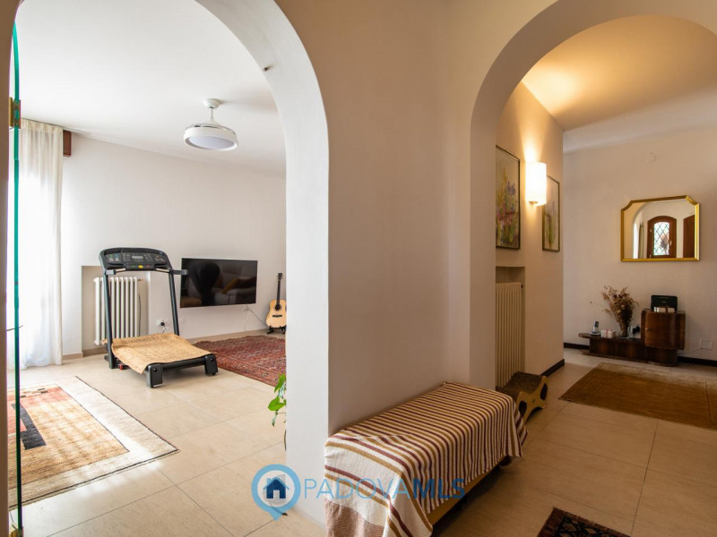 Immobile in esclusiva al Gruppo Padova MLS
Proponiamo mezza bifamiliare che rappresenta una combi...