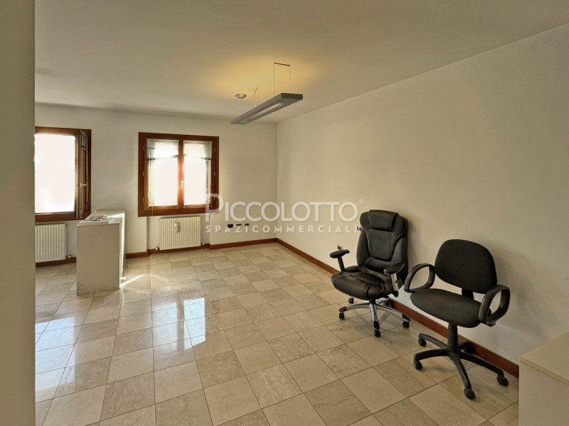 Rif. V5308 - Ufficio in vendita ad Asolo, situato in posizione strategica ben servita e con affac...