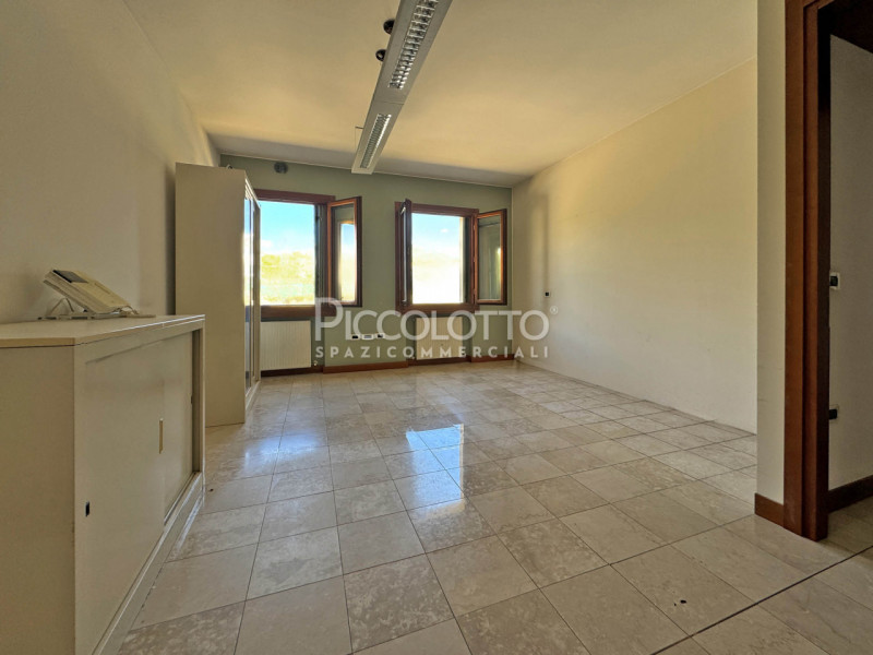 Rif. V5308 - Ufficio in vendita ad Asolo, situato in posizione strategica ben servita e con affac...