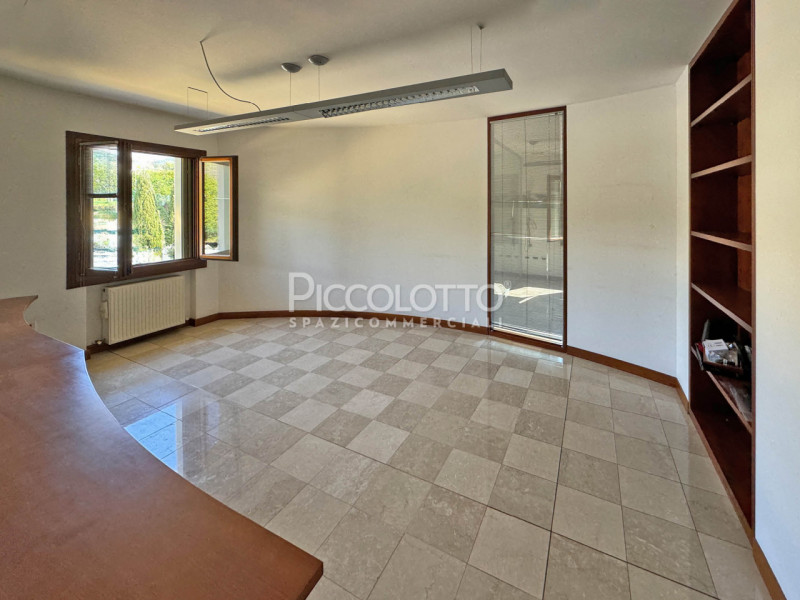 Rif. V5308 - Ufficio in vendita ad Asolo, situato in posizione strategica ben servita e con affac...