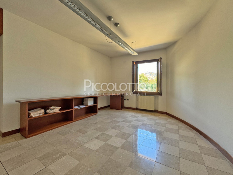 Rif. V5308 - Ufficio in vendita ad Asolo, situato in posizione strategica ben servita e con affac...