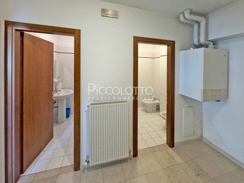 Rif. V5308 - Ufficio in vendita ad Asolo, situato in posizione strategica ben servita e con affac...