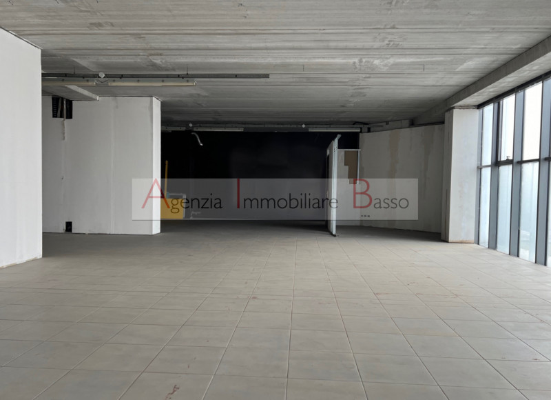 LOREGGIA. CENTRO 307. Proponiamo ampio ufficio di totali mq 310. L'ufficio può essere anche divis...