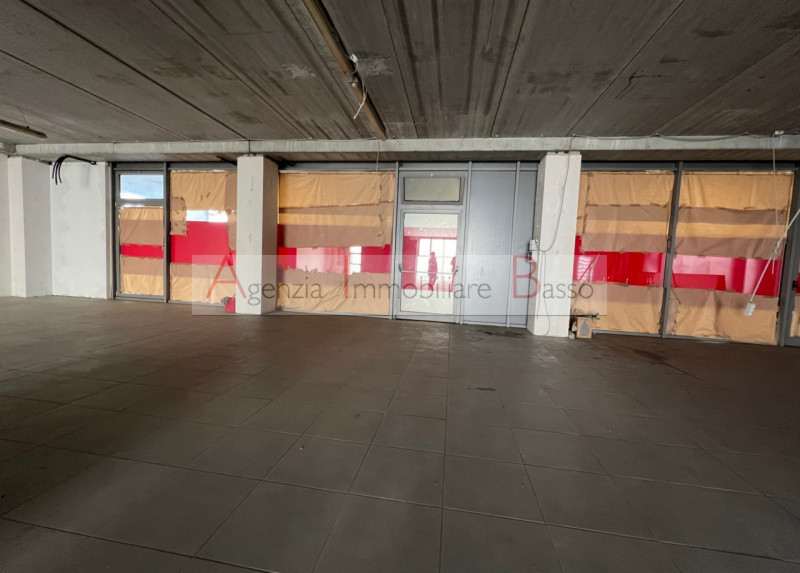 LOREGGIA. CENTRO 307. Proponiamo ampio ufficio di totali mq 310. L'ufficio può essere anche divis...