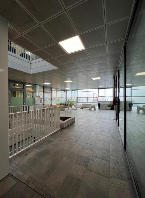 LOREGGIA. CENTRO 307. Proponiamo ampio ufficio di totali mq 310. L'ufficio può essere anche divis...