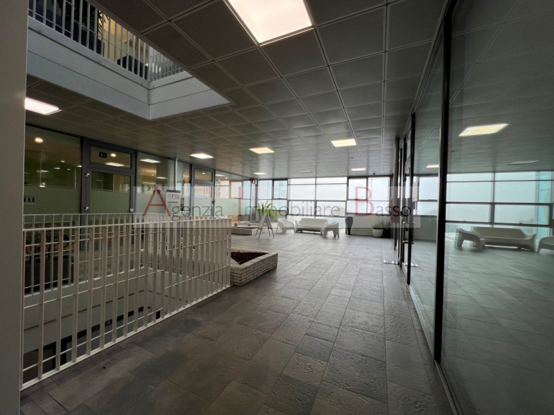 LOREGGIA. CENTRO 307. Proponiamo ampio ufficio di totali mq 310. L'ufficio può essere anche divis...