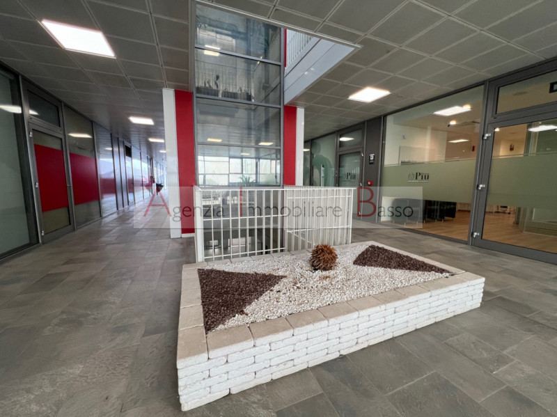 LOREGGIA. CENTRO 307. Proponiamo ampio ufficio di totali mq 310. L'ufficio può essere anche divis...