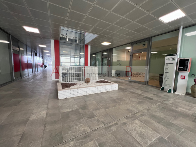 LOREGGIA. CENTRO 307. Proponiamo ampio ufficio di totali mq 310. L'ufficio può essere anche divis...