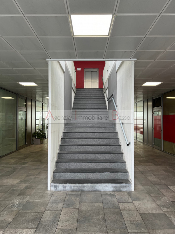 LOREGGIA. CENTRO 307. Proponiamo ampio ufficio di totali mq 310. L'ufficio può essere anche divis...