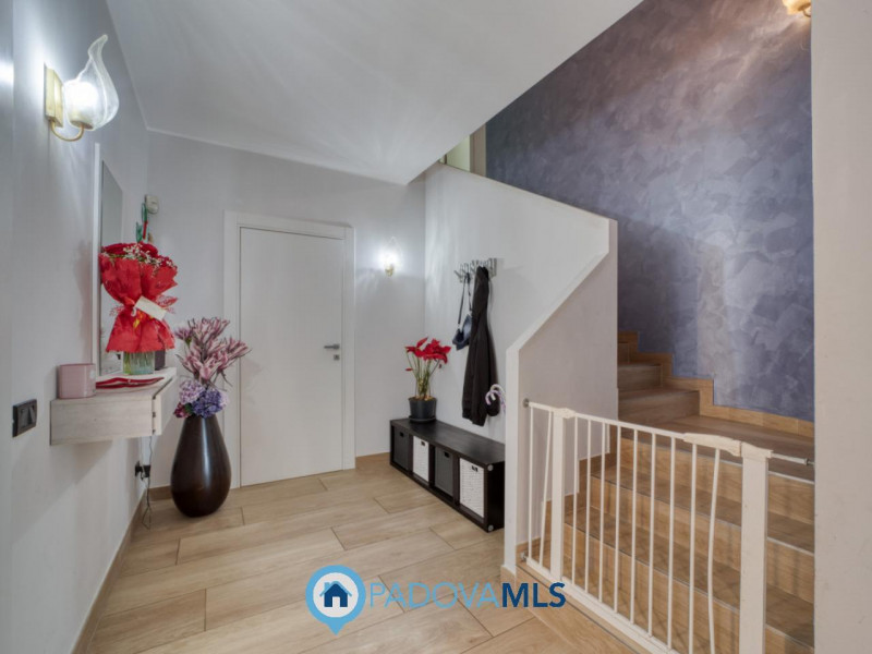 Immobile in esclusiva al Gruppo Padova MLS

PERAROLO DI VIGONZA Signorile VILLA SINGOLA immersa n...