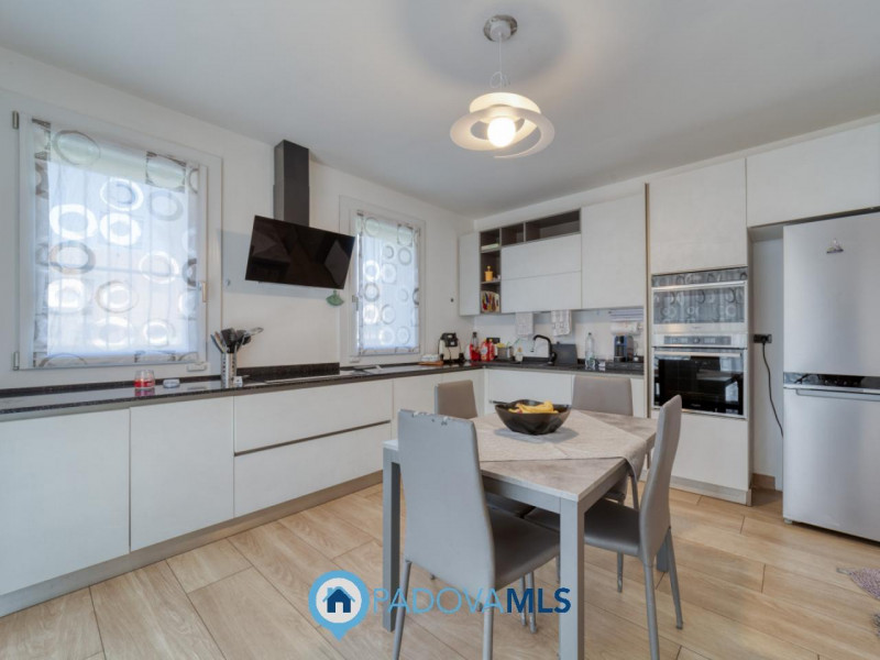 Immobile in esclusiva al Gruppo Padova MLS

PERAROLO DI VIGONZA Signorile VILLA SINGOLA immersa n...