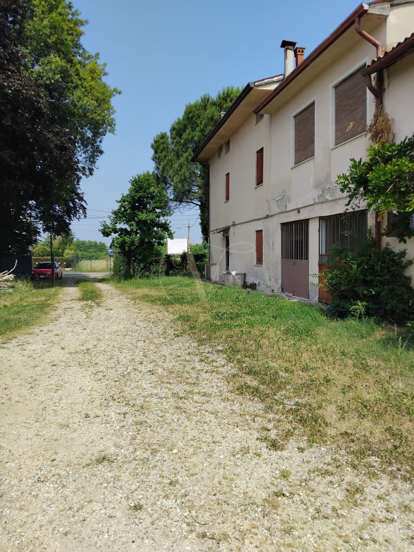 VICENZA - STRADA DI SAVIABONA: un'opportunità unica per investitori e sviluppatori! Vendesi inter...