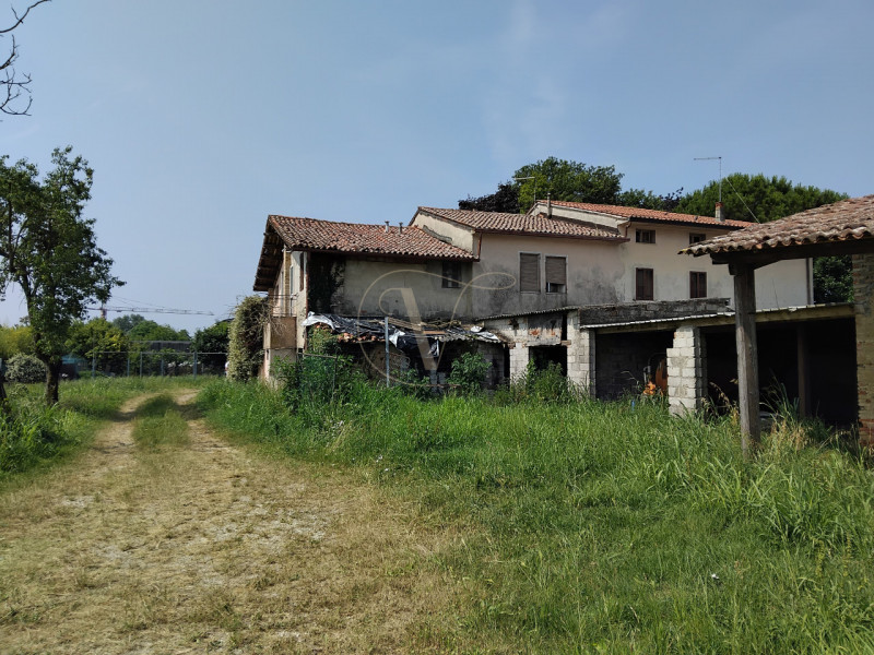 VICENZA - STRADA DI SAVIABONA: un'opportunità unica per investitori e sviluppatori! Vendesi inter...
