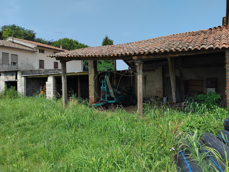 VICENZA - STRADA DI SAVIABONA: un'opportunità unica per investitori e sviluppatori! Vendesi inter...