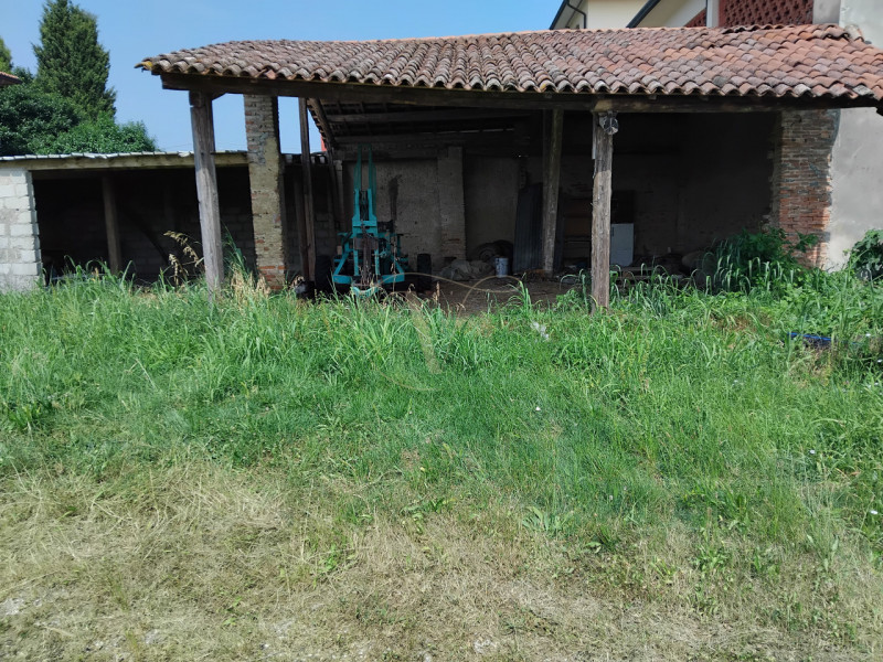 VICENZA - STRADA DI SAVIABONA: un'opportunità unica per investitori e sviluppatori! Vendesi inter...