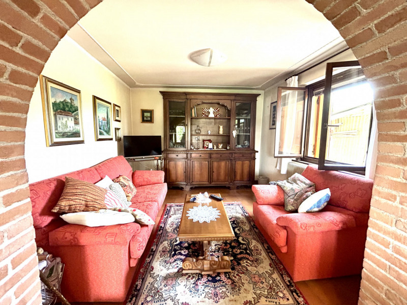 Splendida bifamiliare situata nel cuore di Cappella Maggiore. Questo immobile, con i suoi generos...