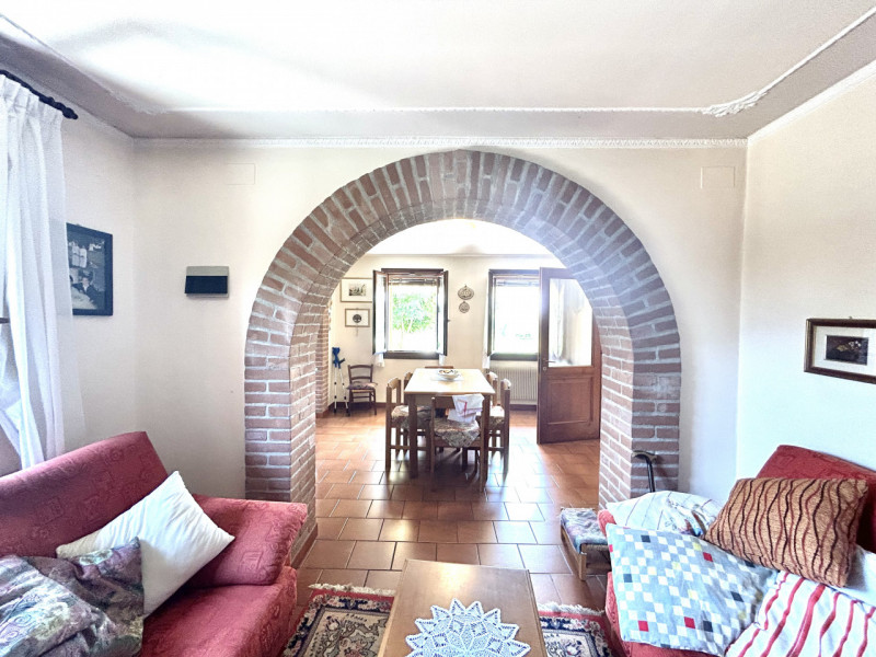 Splendida bifamiliare situata nel cuore di Cappella Maggiore. Questo immobile, con i suoi generos...