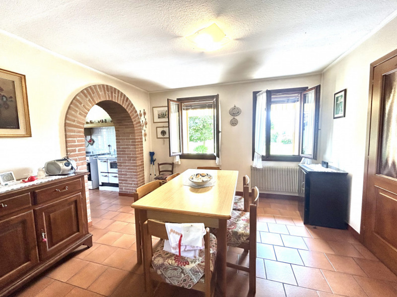 Splendida bifamiliare situata nel cuore di Cappella Maggiore. Questo immobile, con i suoi generos...