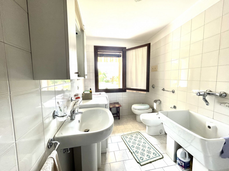 Splendida bifamiliare situata nel cuore di Cappella Maggiore. Questo immobile, con i suoi generos...