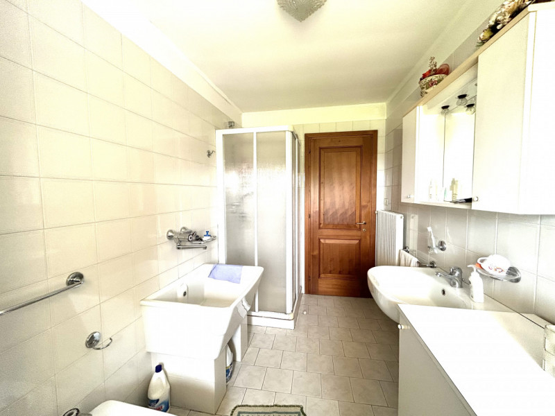 Splendida bifamiliare situata nel cuore di Cappella Maggiore. Questo immobile, con i suoi generos...