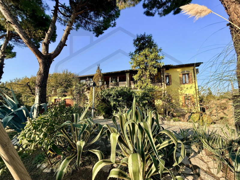 MONTEGROTTO TERME – Immersa nel verde e nella tranquillità del rinomato comune di Montegrotto Ter...