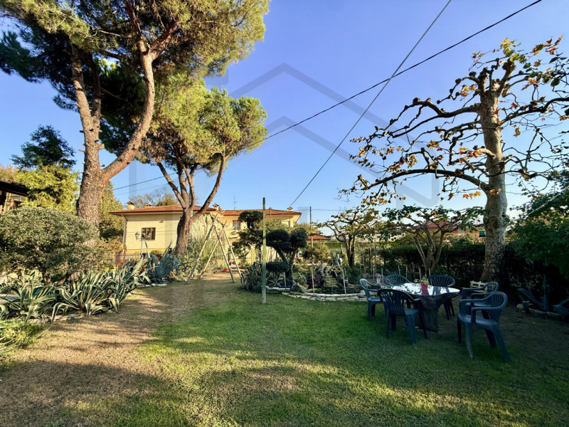 MONTEGROTTO TERME – Immersa nel verde e nella tranquillità del rinomato comune di Montegrotto Ter...