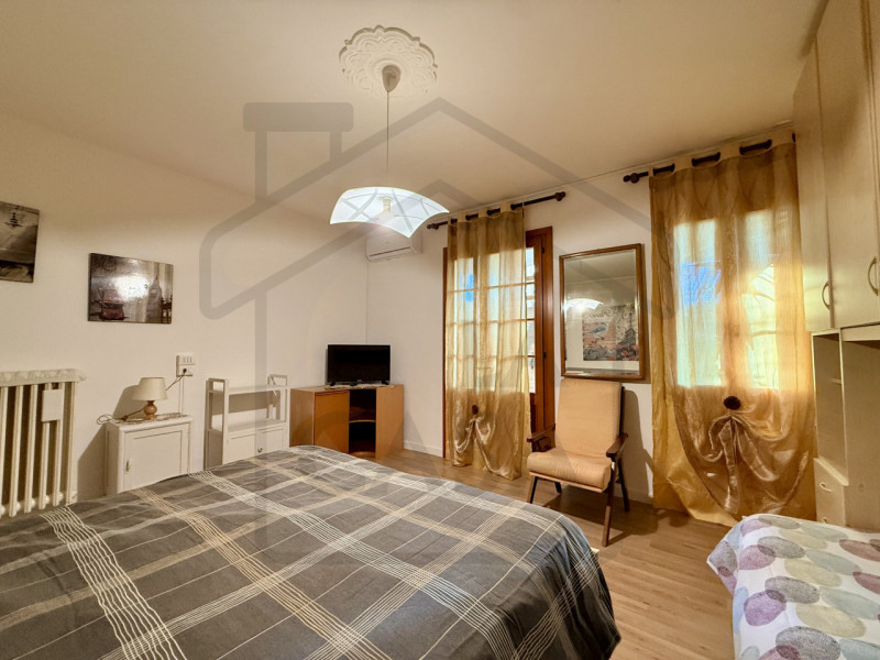 MONTEGROTTO TERME – Immersa nel verde e nella tranquillità del rinomato comune di Montegrotto Ter...